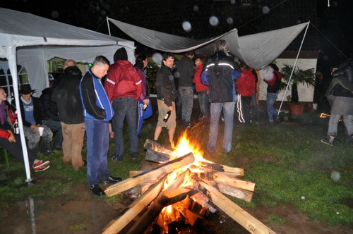 Lagerfeuer im Regen